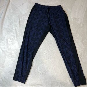 Womens ATHLETA Brooklyn Jogger Pants Navy Blue Snake Print Size 8 Inseam 27”